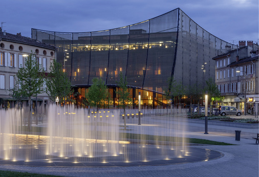 
Nachts verleiht die semitransparente Hülle aus Aluminiumgewebe von GKD dem von innen beleuchteten Gebäude einen mystischen Auftritt
