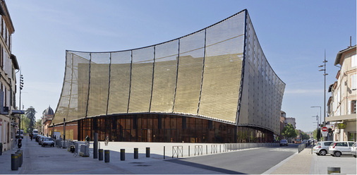 
Die konkave Formgebung der von GKD gewebten Haut nimmt dem orthogonalen Baukörper seine puristische Strenge und verleiht ihm optische Leichtigkeit
