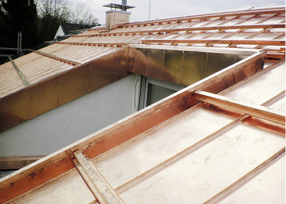 
Die Dacheindeckung erfolgte in Doppel-Stehfalztechnik
