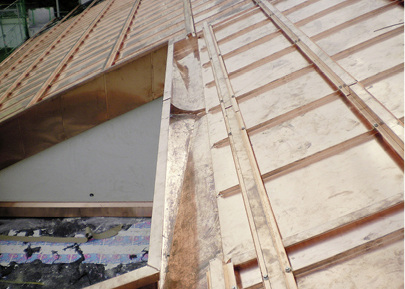 <p>
Die Anschlüsse zur Dachloggia wurden in Falztechnik, die konische Kehlschar mit Sattel ausgeführt
</p>
