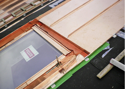 
Vertieft angeordneter Anschluss der Dachflächenfenster mit Belüftungsdetail
