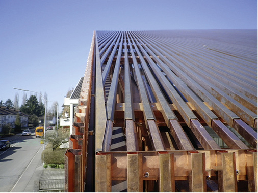 
Linearer Knotenpunkt: Fassade, Giebel und Dachfläche wurden mit offen gekanteten Kupferstab-Profilen bekleidet
