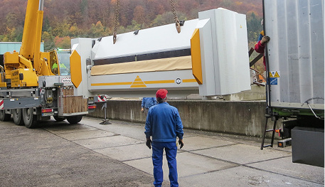 
Zukunftsorientiert: Die neue Schwenkbiegemaschine trifft ein
