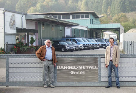 
Gemeinsam: Vater und Sohn am Werkstor
