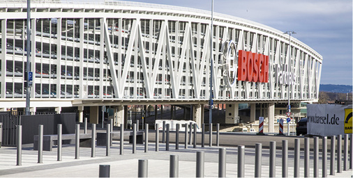



Ob mit der Bahn, dem Flieger oder dem Auto – das Stuttgarter Messegelände liegt überaus zentral. Das von weitem sichtbare Messeparkhaus überspannt die Autobahn A8. Von hier aus sind es nur wenige Schritte zur Messe sowie zum Stuttgarter Flughafen
