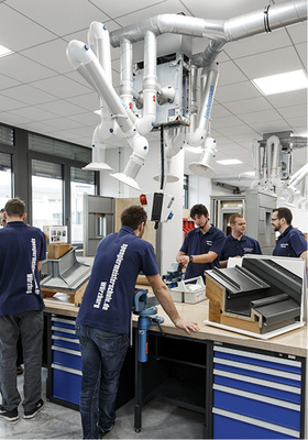 
Meisterschüler an modernen Arbeitsplätzen
