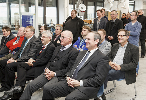 
Bestens gelaunte Gäste hören den Festrednern aufmerksam zu
