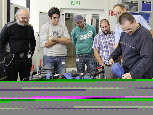 <p>RMS-Ausbilder Daniel Wagner (l.) beobachtet seine Meisterschüler beim Test eines Schweißkantenformers</p> - © Buck