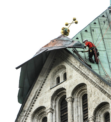 
Industriekletterer von Advanced Climbing Solutions retten die Turmkreuze
