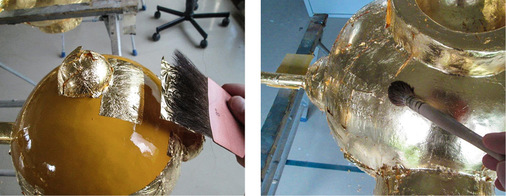 
Vergoldermeister Tobias Müllner nimmt die fachgerechte Blattvergoldung vor
