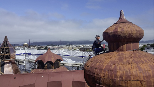 
Kupferspezialist Liebscher nimmt einezwiebelförmige Kuppel unter die Lupe

