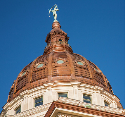 
Die Kupferbekleidung der gewaltigen Kuppel bildet einen erhabenen Kontrast zum weißen Kalksandstein



