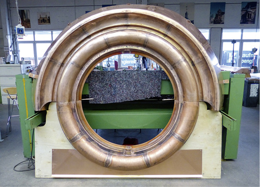 <p>
Die riesigen Fensterornamente wurden in der Ornamenten-Abteilung bei Kaufmann in Neu-Ulm nach Original-Vorlagen (oben) rekonstruiert
</p>