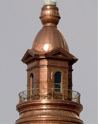 
Die kupferbekleidete Laterne erweist sich als anspruchsvolle Detailarbeit mit Ornamenten, einem Gewölbe und dem Podest für die Statue
