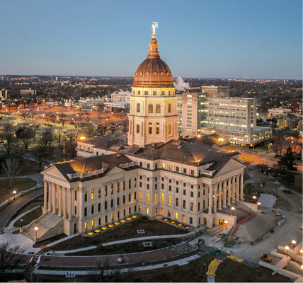 
Das Kansas State House: Die 93 m hohe Kuppel überragt das Gewölbe des U.S. Capitol Dome in Washington DC um stattliche 5 m. Auf der Kuppel thront eine Laterne mit vier Fenstern und Dreieckornamenten. Verarbeitet wurden fast 60 t Kupfer, wobei nicht nur das Gewölbe, sondern auch alle Gebäudeflügel eine neue Eindeckung erhielten
