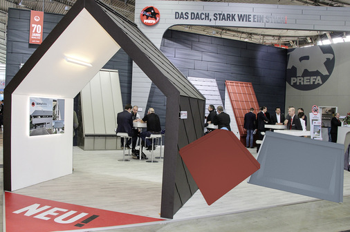 Die neue Dach- und Wandraute (l.) misst 44 x 44&nbsp;cm und die Prefa-Dachplatte R.16 (daneben) 70 x 42&nbsp;cm
