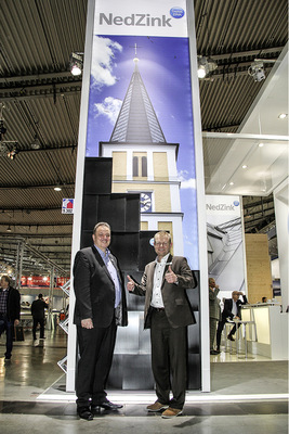 Burkhard Geise und Nico Wewer (beide NedZink): „Wir sind mit der diesjährigen Messe sehr zufrieden. Besonders erfreut waren wir über die Vielzahl an Fachbesuchern und das starke Interesse an unseren vorbewitterten Oberflächen. Wir können auf eine äußerst gelungene Veranstaltung zurückblicken, der Einsatz in Stuttgart hat sich wirklich gelohnt.“
