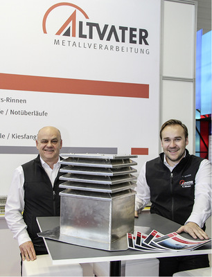 Dieter Barth und Simon Altvater präsentieren einen wärmegedämmten Lamellenlüfter
