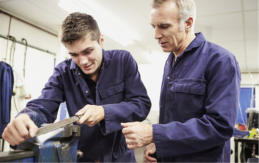 



Raus aus der Schule und rein in die „Männerwelt“. Viele Azubis haben dabei enorme Probleme 
