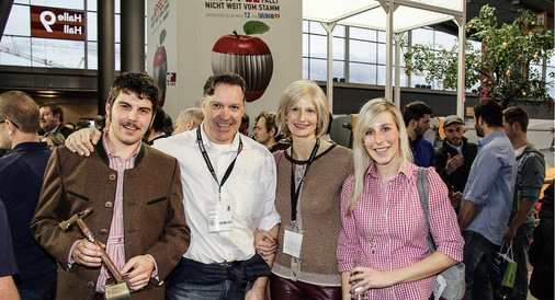 Josef Frank Jun. freut sich mit seiner Familie über den 1. Preis
