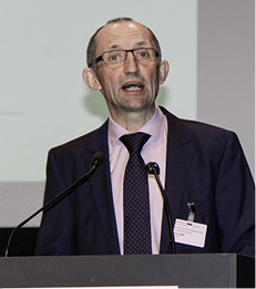 
Bundesfachgruppenleiter Ulrich Leib betritt das Podium als erster Redner
