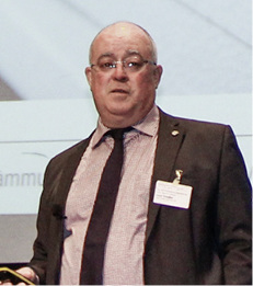 
Robert Smejkal präsentiert ein Merkblatt zur Ausführung von Metallanschlüssen an WDVS
