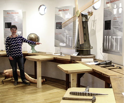 Karin Glassen präsentiert die brandneuen Infotafeln
