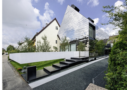 



Edelstahlfassade: Der Übergang zwischen Umgebung und Bauwerk scheint fließend
