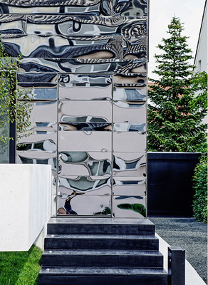 
Fachtechnische Herausforderung: Die verdeckt eingebaute Tür ist kaum wahrnehmbar
