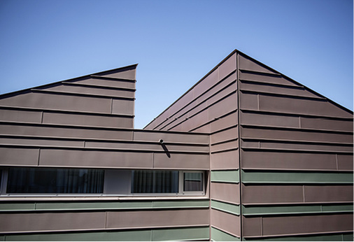 
Der Farbwechsel an der Fassade sowie die beiden gegeneinander gestellten Pultdächer erzeugen eine gewisse Leichtigkeit 
