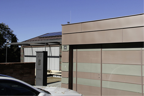
Selbst das Garagentor wurde fachgerecht mit Titanzink der Marke VM Zinc Pigmento bekleidet
