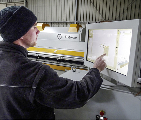 
Nils Gensler bei der Programmierung des XL-Centers von RAS



