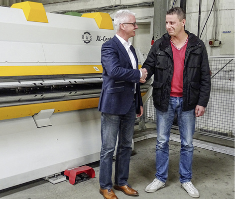 
RAS-Geschäftsführer Willy Stahl gratuliert Carl Schmidt zur Neuanschaffung
