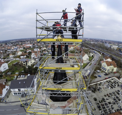 
Am 3. Dezember 2015 fand die feierliche Zeremonie der Turmkreuzsetzung statt
