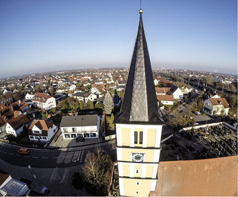 
Der neu gedeckte Turm reckt sich in den bayerischen Himmel 
