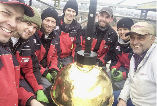 
Stolze Spengler bei der Turmkreuzsetzung
