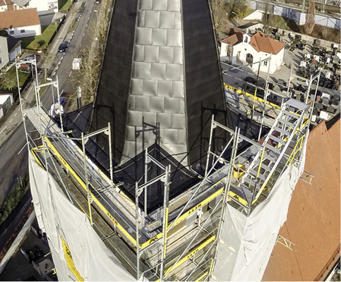 
Die breiten Dachdeckungselemente verlaufen von Grat zu Grat 
