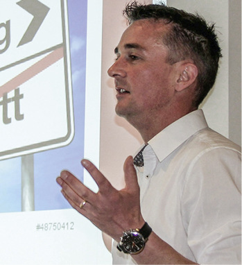 Peter Trenkwalder (iib-Präsident) führt durchs Programm
