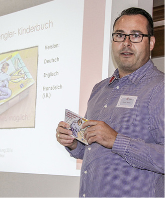 Spenglermeister Mirko Siegler empfiehlt den Einsatz des Klempner-Kinderbuches
