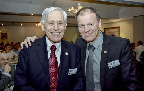 <p>
Claudio Cristina (r.) beglückwünscht Alex Zehnder zum Verdienstkreuz
</p>