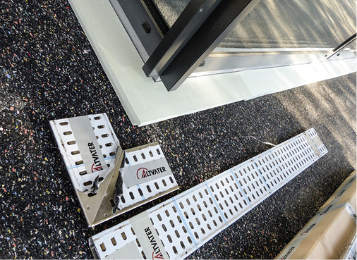 
Flachdach-Entwässerungsrinnen aus Metall können sowohl direkt im Kiesbett als auch auf geeigneten Hartschaumunterlagen verlegt werden 
