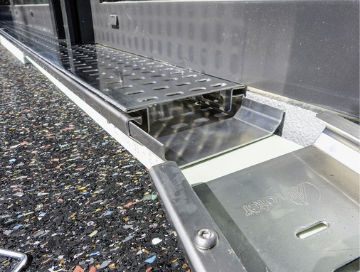 
Systemstoßverbinder fixieren die einzelnen Elemente und ermöglichen die fluchtgerechte Montage 
