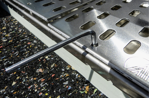 
Die Höhenverstellung erfolgt stufenlos per Edelstahl-Stellschraube und Inbusschlüssel 
