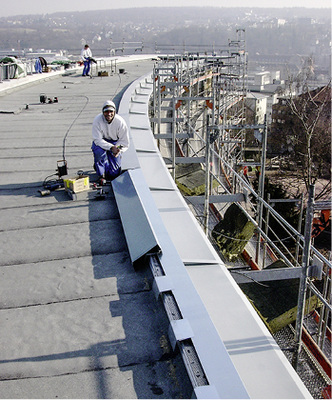 
Alternative vom Klempner: Unterkonstruktionen aus Metall ermöglichen den Einsatz möglichst schlanker und zurückgesetzter Attika-Profile mit geringerer Materialstärke
