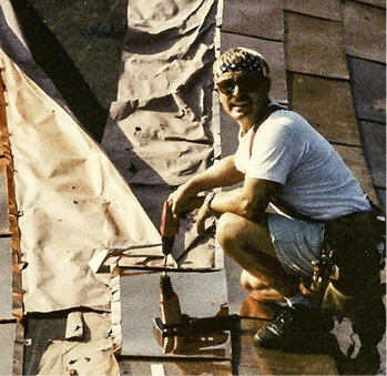 <p>
Um 1980 montierte Hans Liebscher aus Kalifornien dieses gelötete Kupferdach
</p>