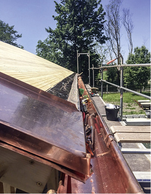 Nach der Fixierung des M.A.S.C.-Kapillarstopps erfolgt die Stehfalzschar-Montage
