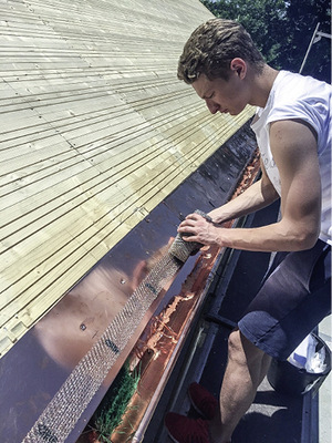 M.A.S.C.-Mitarbeiter Benedict Fischer testet die Montagefreundlichkeit des neuen M.A.S.C.-Kapillarstopps aus Edelstahl
