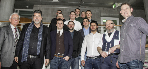 Schulleiter M. Härteich (l.) präsentiert gemeinsam mit den Meistermachern H.-P. Rösch (2. v.l.) und D. Wagner (2. v.r.) die Blechmasters 2016
