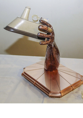 <p>Schreiner und Klempnermeister Fabian Schwebcke präsentiert Handwerkskunst anhand eines aus Farbaluminium gefertigten Hobels der von einer kupfernen Klempner-Hand gehalten wird</p> - © Buck