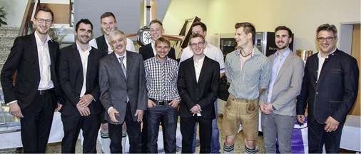 Gut gelaunte Ulmer Klempnermeister präsentieren mit Ausbildern und Vertretern der HWK ihre Meisterstücke
